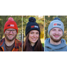 Zimná pletená čiapka s brmbolcom REDBASS s nášivkou Zimná pletená čiapka s brmbolcom REDBASS s nášivkou