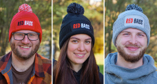 Zimná pletená čiapka s brmbolcom REDBASS s nášivkou Zimná pletená čiapka s brmbolcom REDBASS s nášivkou