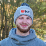 Zimná pletená čiapka s brmbolcom REDBASS s nášivkou